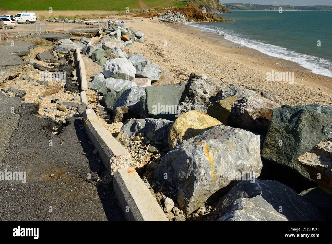 Erosione costiera rinforzati da armature di roccia. Foto Stock