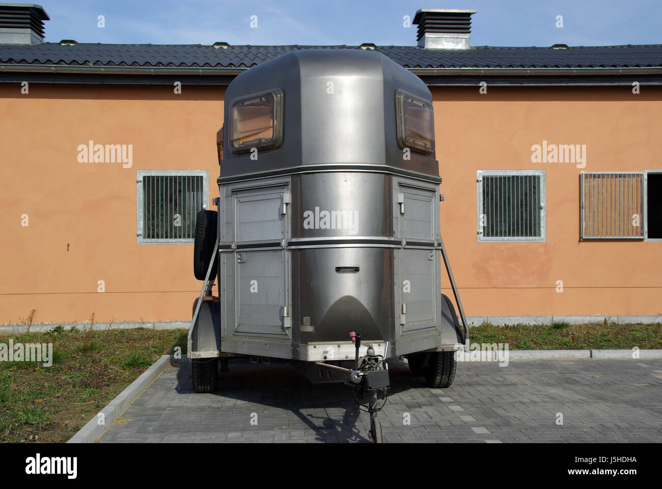 Cavallo trasporto cavalli sul modo asse del rimorchio uniassiale clinica veterinaria Foto Stock