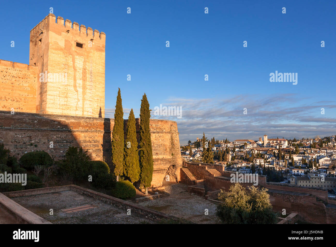 Plaza de los Alijibes e la Torre del Homenaje, Alhambra con El Albaicín opposta attraverso il Darro valle: Granada, Spagna Foto Stock