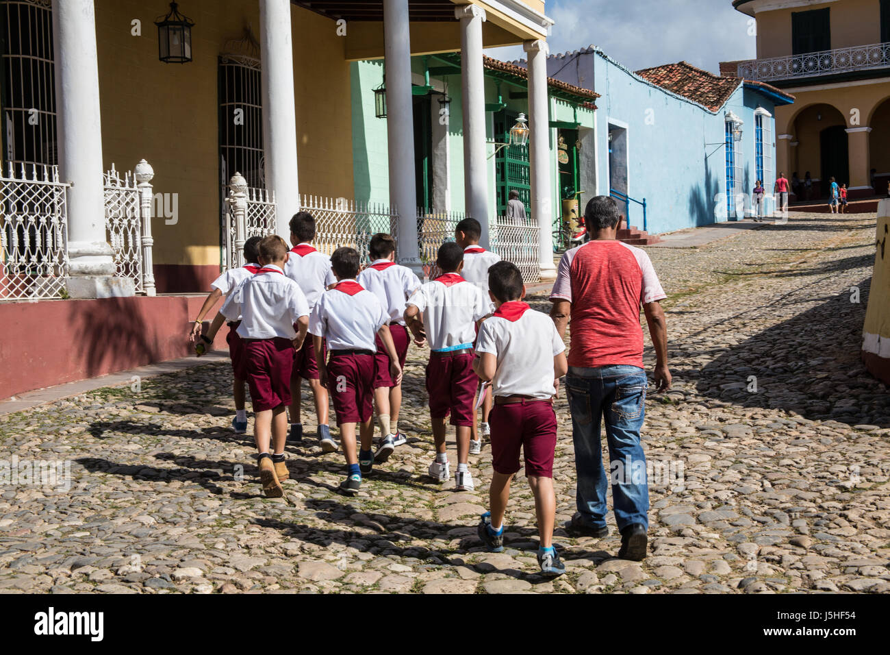 Scolari a piedi in strada in Trinidad, Cuba Foto Stock