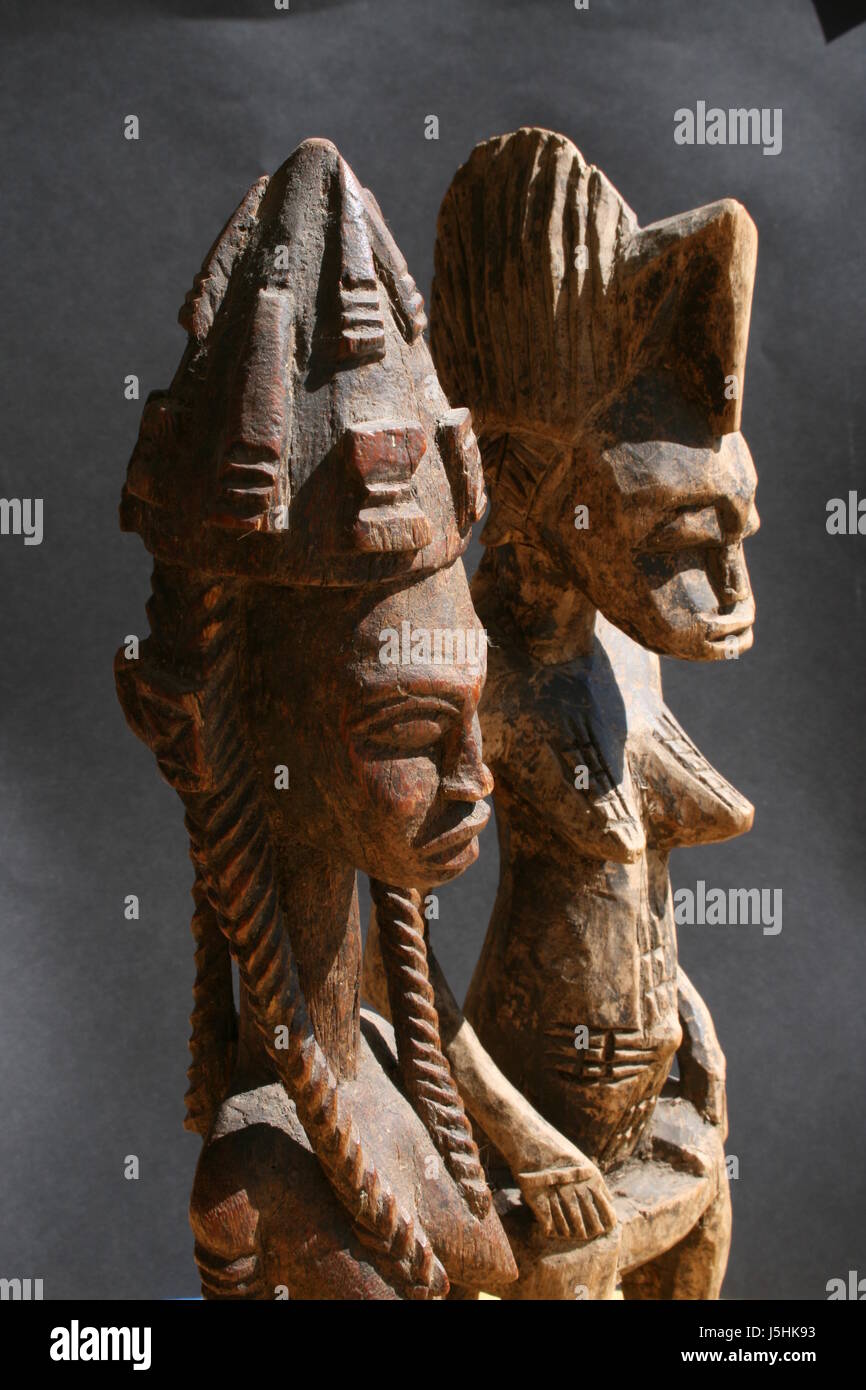 Arte statua legno antico culto africa Figura di culto progettazione formazione di formatura forma Foto Stock