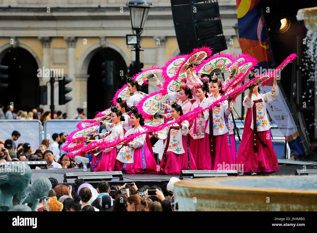 London, Regno Unito - 9 Agosto 2015: di etnia coreana ballerini eseguono, Buchaechum, ventola danza, in coreano la festa a Trafalgar Square, spettatori presenti. Foto Stock