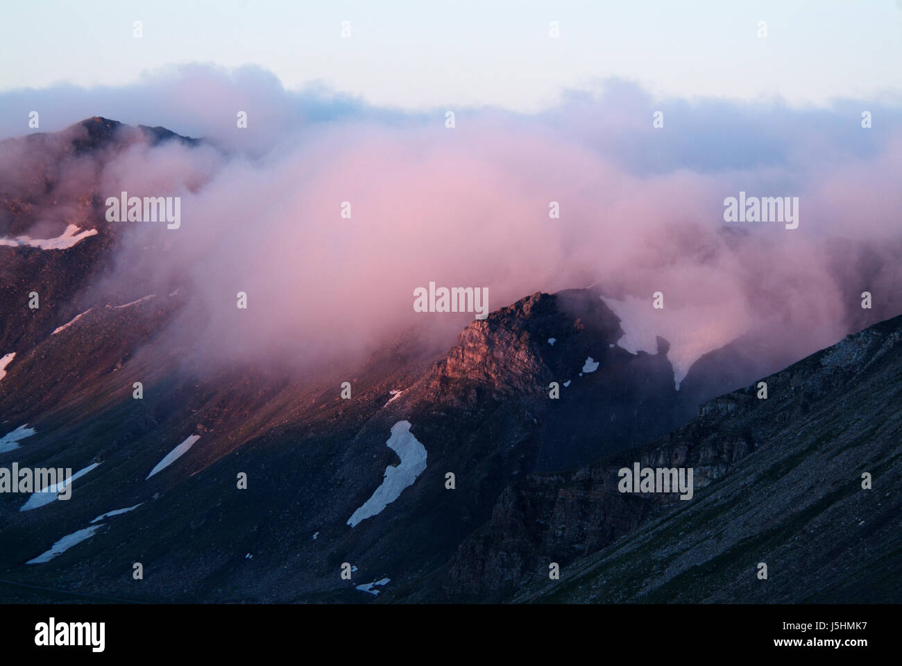 Orizzonte di montagne del parco nazionale delle alpi nebbia austriaci sunrise effetto di illuminazione soffusa Foto Stock