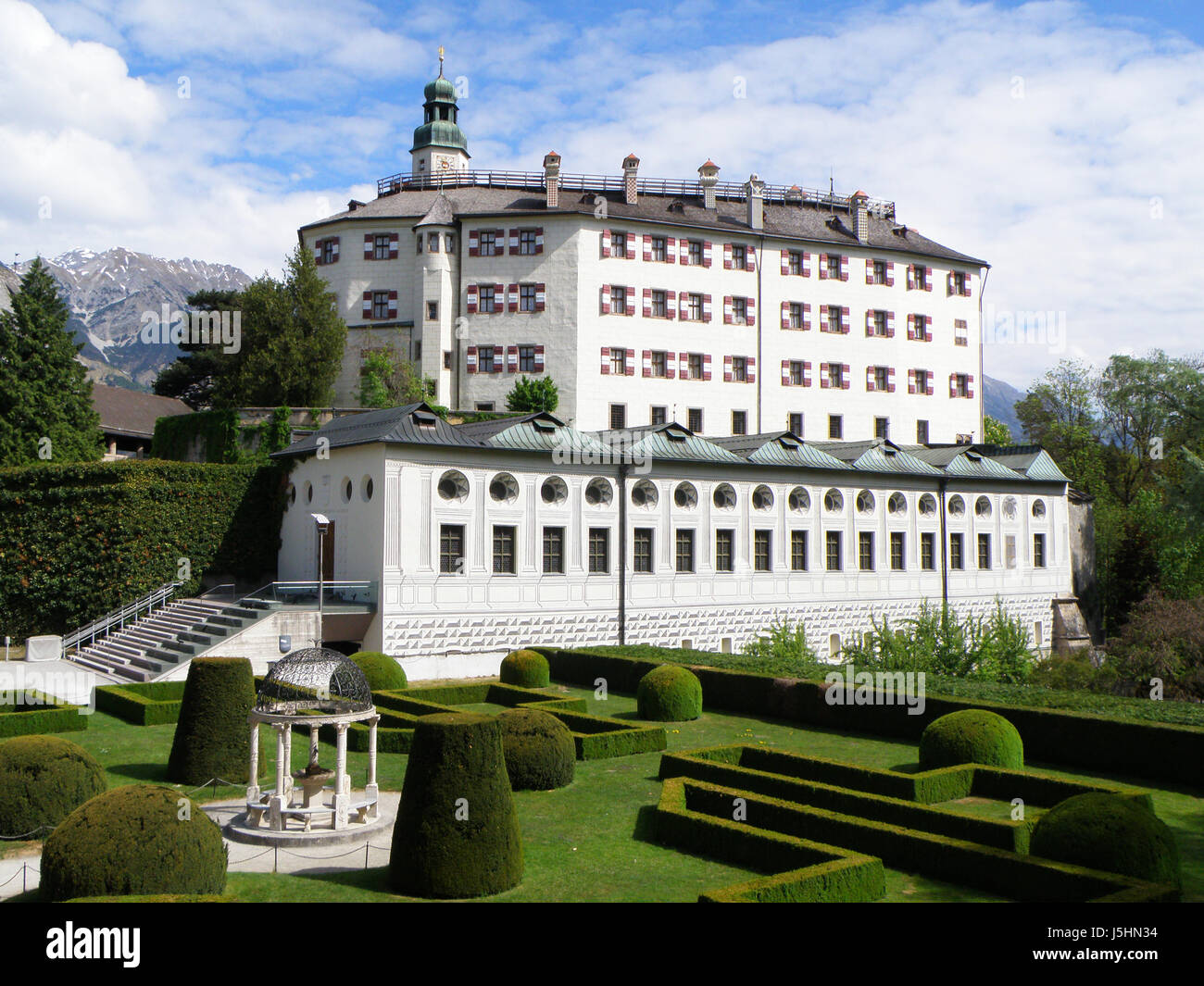 Il castello di Ambras, un imponente castello sulla sommità della collina di Innsbruck, Austria Foto Stock