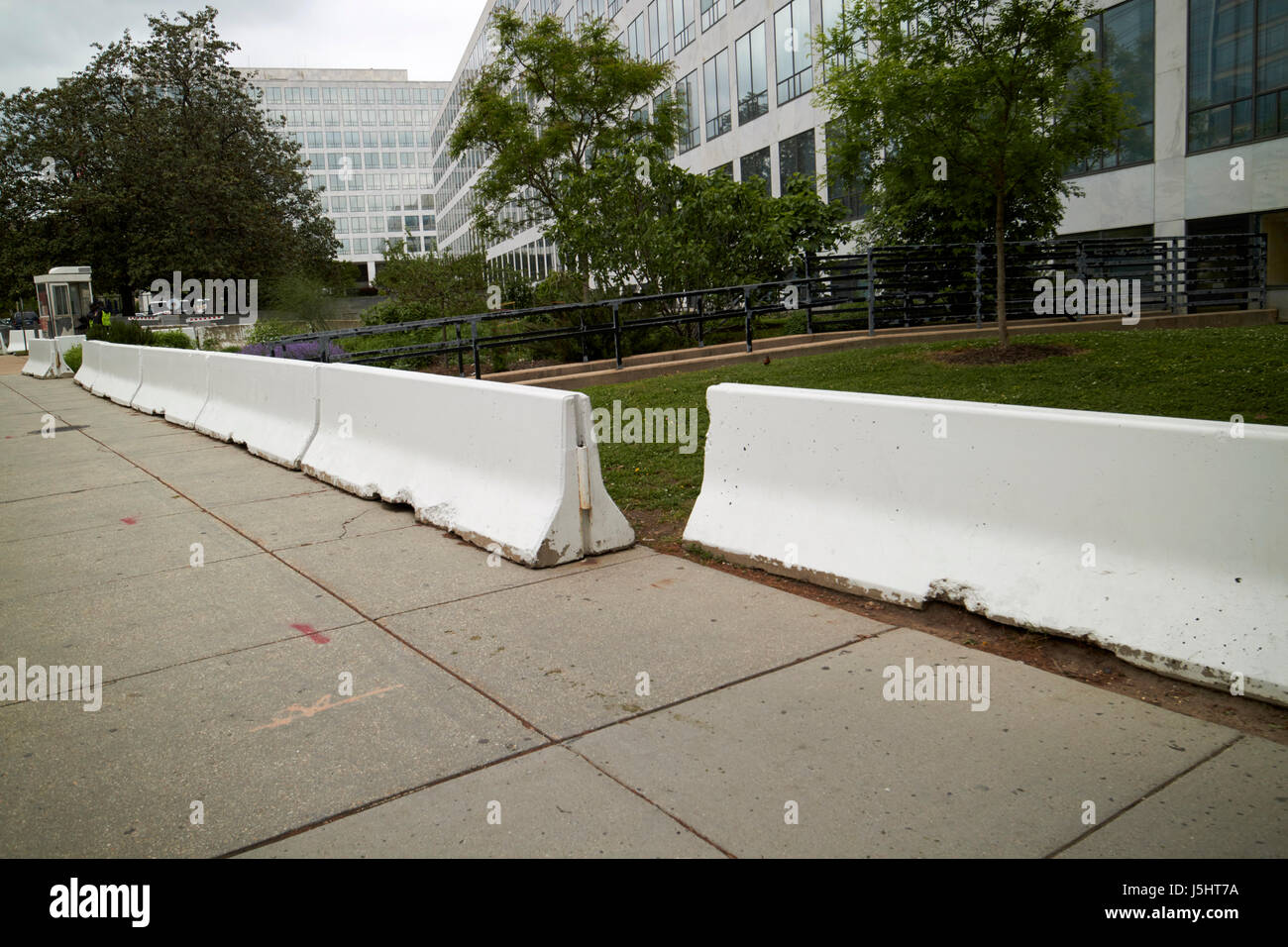 Calcestruzzo rinforzato jersey le difese del veicolo al di fuori del Palazzo federale a Washington DC USA Foto Stock