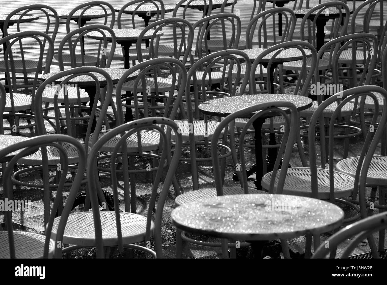 Cafe nera orso jetblack swarthy nero profondo vuoto caucasica europea sedie Foto Stock