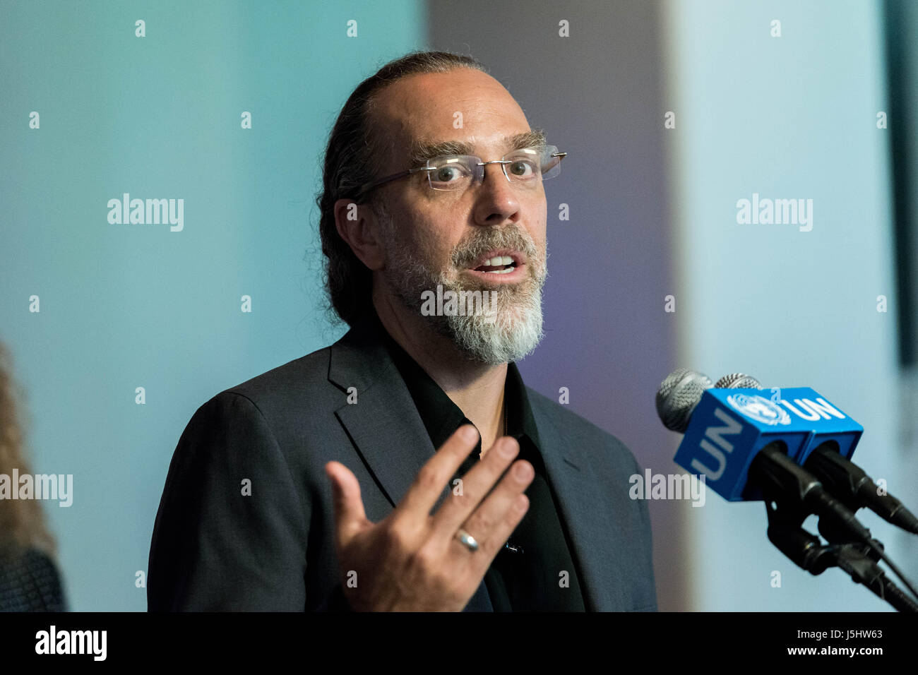 Il dott. Astro Teller, CEO di Google X, è visto parlando con la stampa. In seguito i due giorno lungo Forum sulla scienza, la tecnologia e l innovazione in relazione a obiettivi di sviluppo sostenibile (SDG), l'Organizzazione delle Nazioni Unite ha ospitato una speciale "DG Evento di azione " tecnologia e innovazione che ha riunito technology corporation dirigenti, accademici e politici. In seguito all'apertura discorsi programmatici dall Assemblea Generale Presidente Peter Thomson, relatori Astro Teller (Google X), Peter Diamandis (X Prize Foundation e Singularity University) e Justine Cassell (Carnegie Mellon Unive Foto Stock