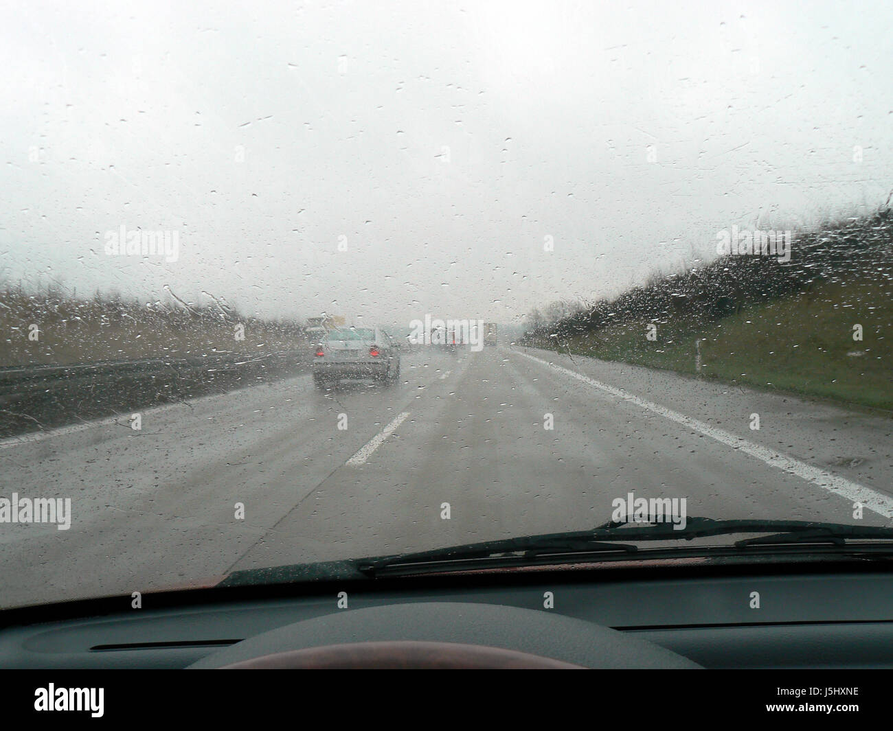 In autostrada sotto la pioggia Foto Stock