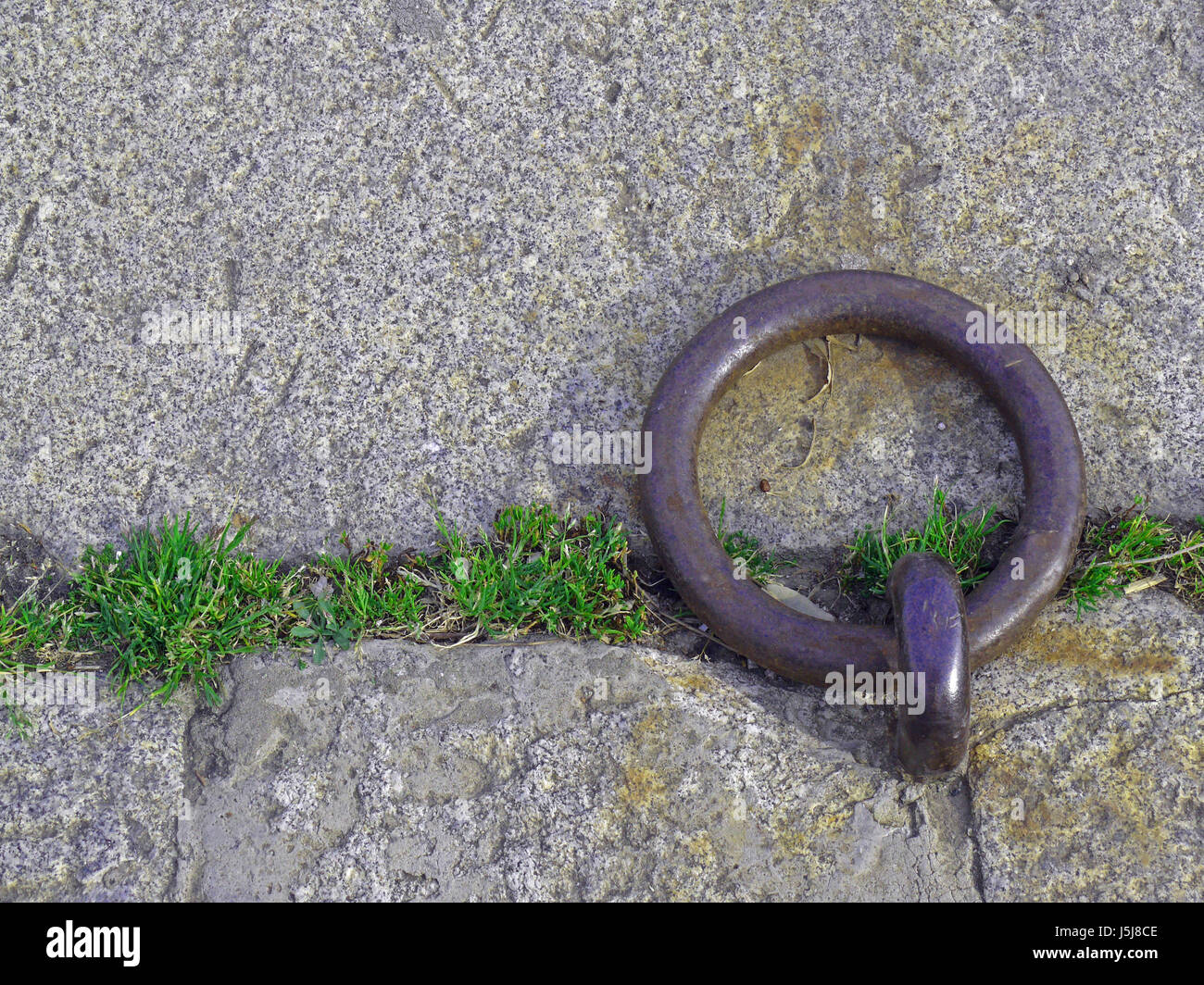L'anello pietra ferro mature in acciaio a parete resti metallici di collegamento interfaccia di connettività Foto Stock