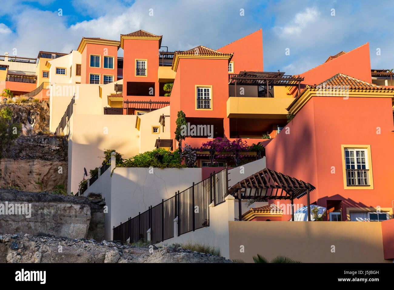Colorate case vacanza su una collina a Tenerife, Spagna Foto Stock