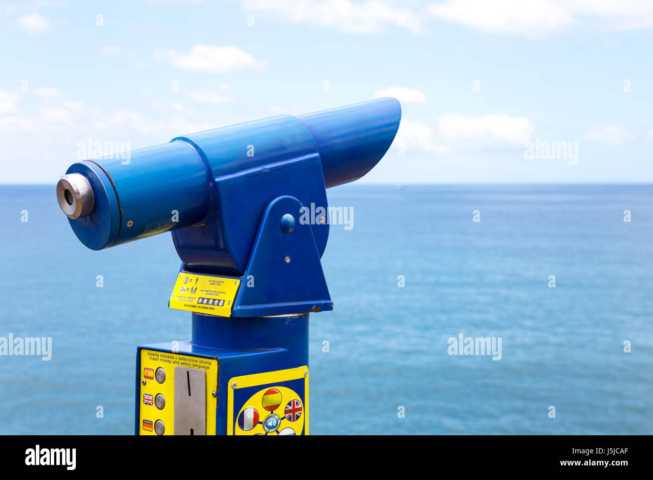 A gettone telescopio guardando il mare e l'orizzonte, Tenerife, Spagna Foto Stock