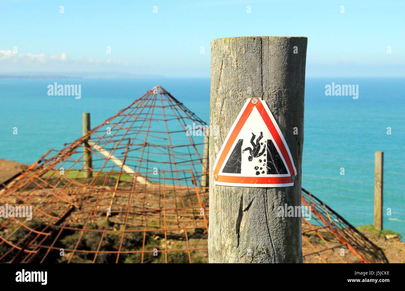 Segnale di avvertimento per indicare il pericolo di caduta, vicino all'apertura coperto di stagno in disuso il mio albero Foto Stock