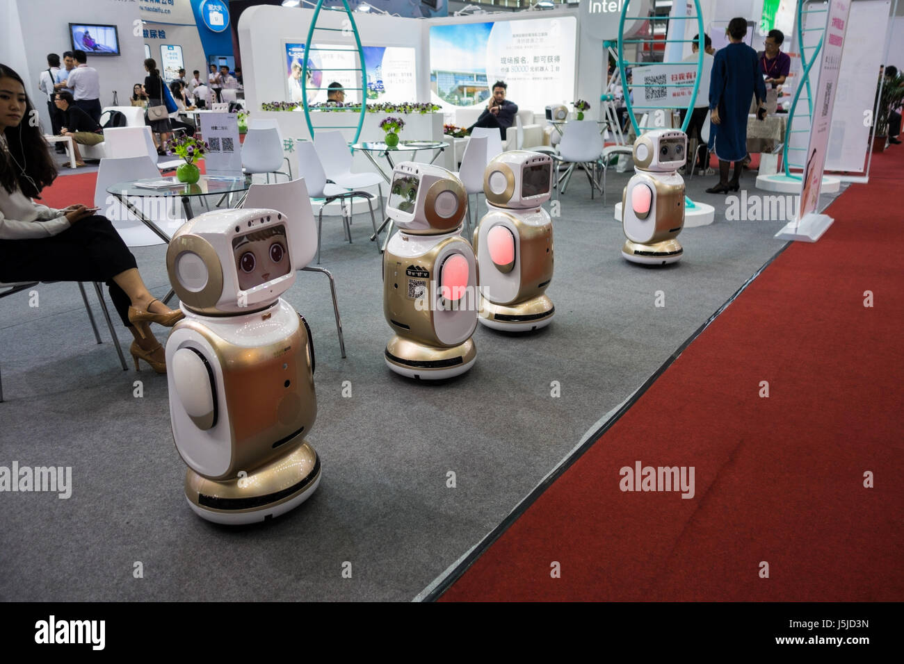 Care compagno robot fila in corrispondenza di e-health fair di Shenzhen, Cina Foto Stock