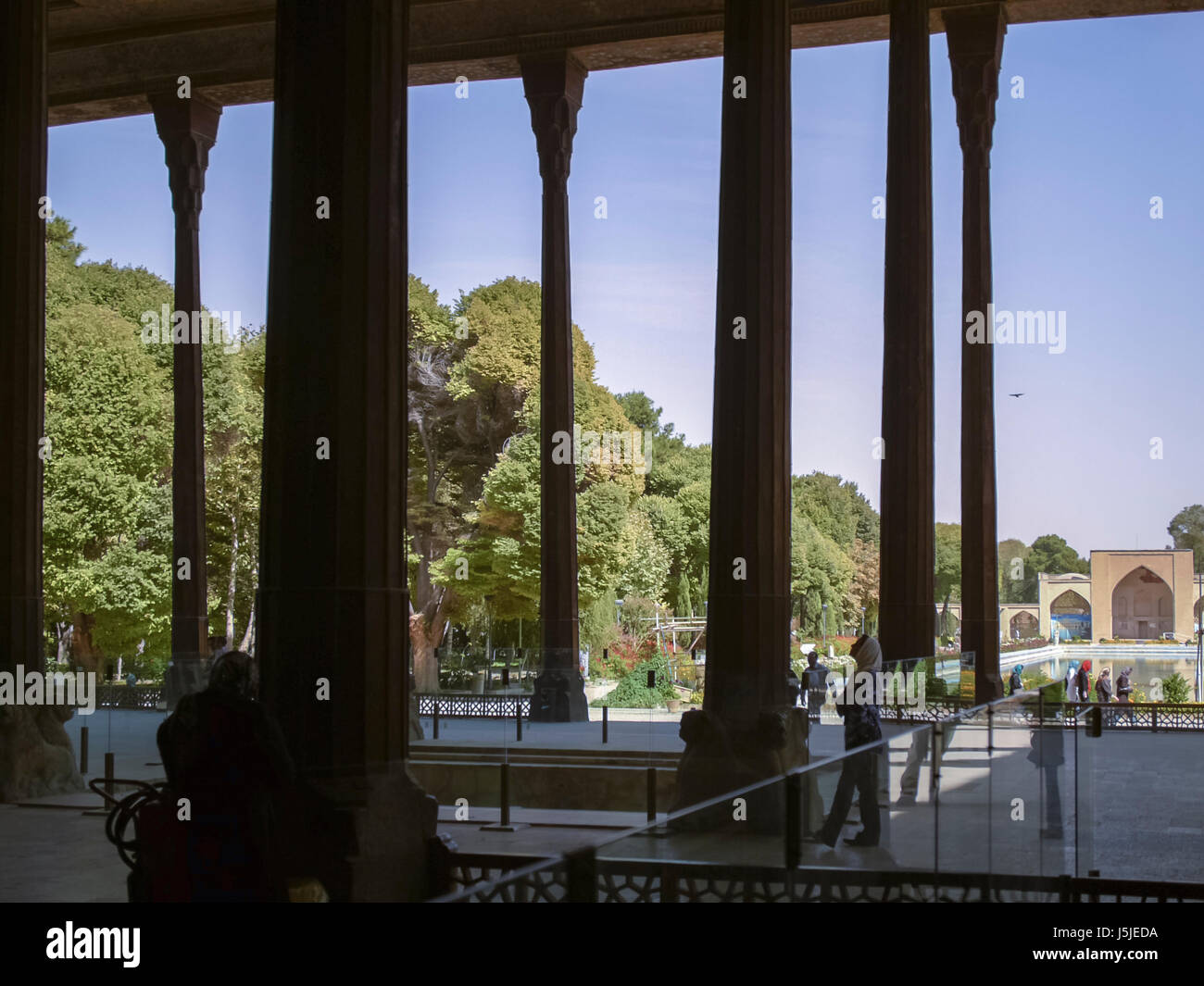 Vista dal portico del quaranta colonne, chehel sotoun palace, Isfahan, Iran Foto Stock