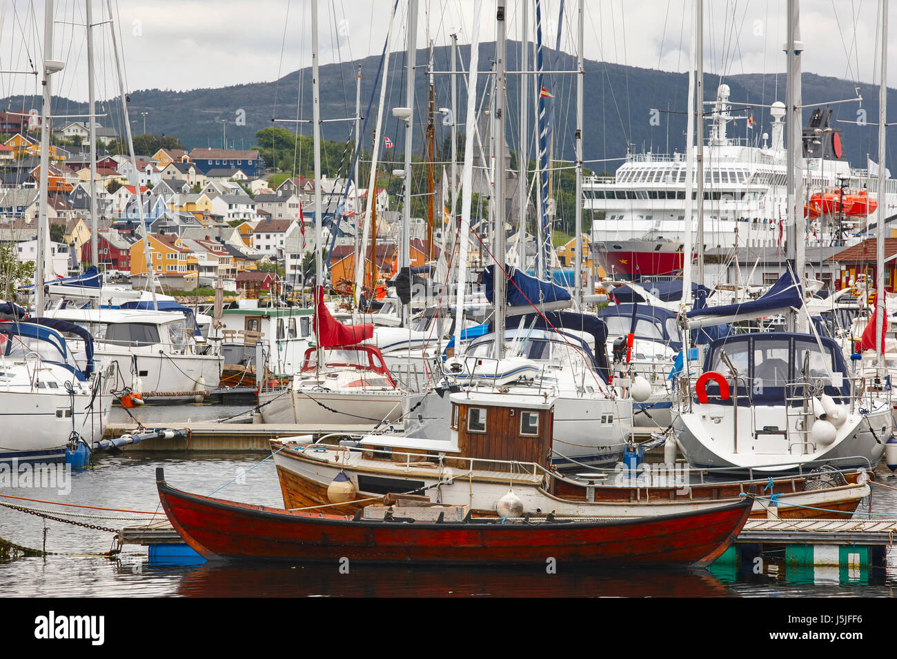 La Norvegia. Kristiansund harbour con barche e case colorate. Posizione orizzontale Foto Stock