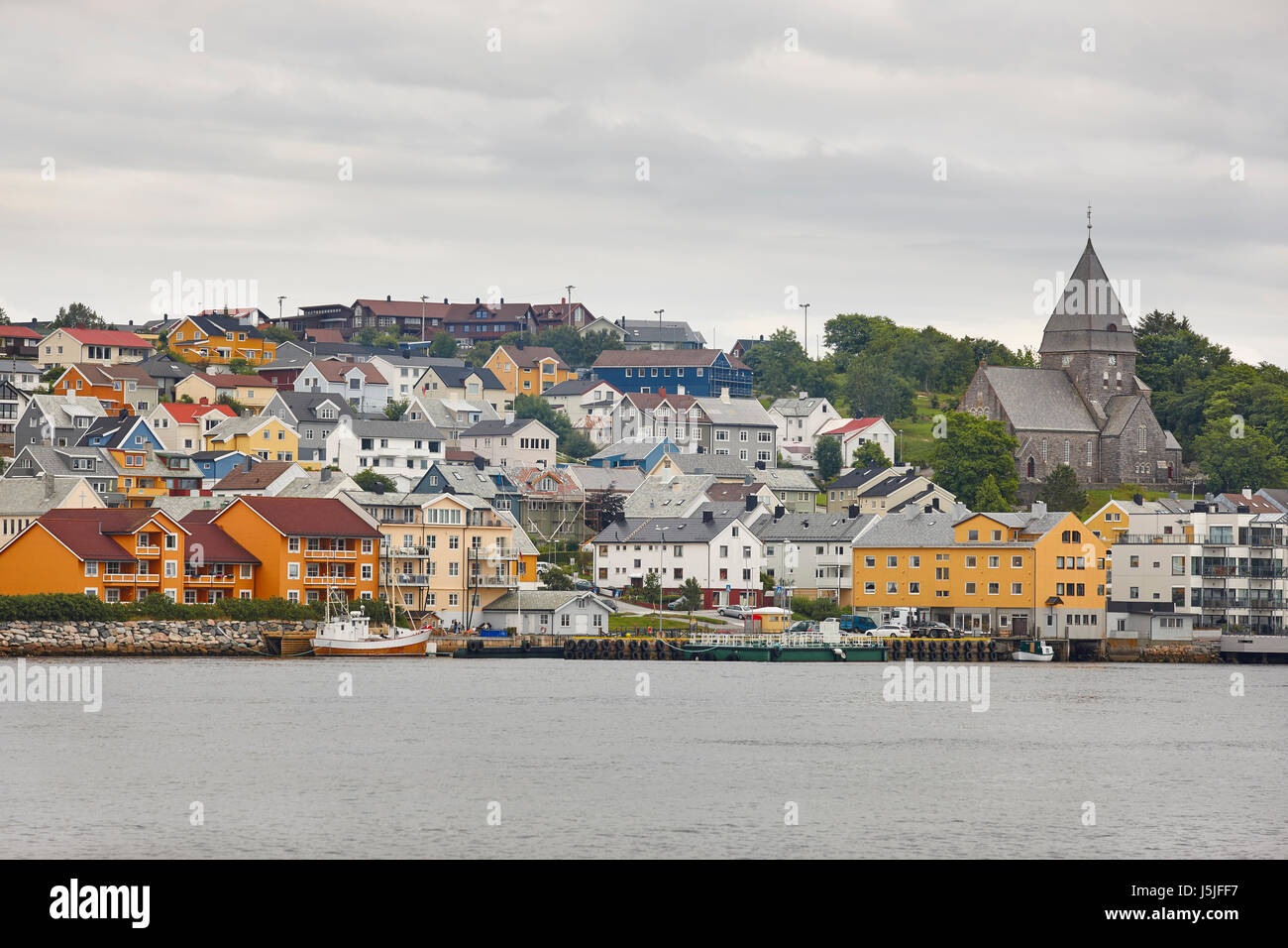 La Norvegia. Kristiansund Harbour, case colorate e chiesa. Sfondo di viaggio. Posizione orizzontale Foto Stock