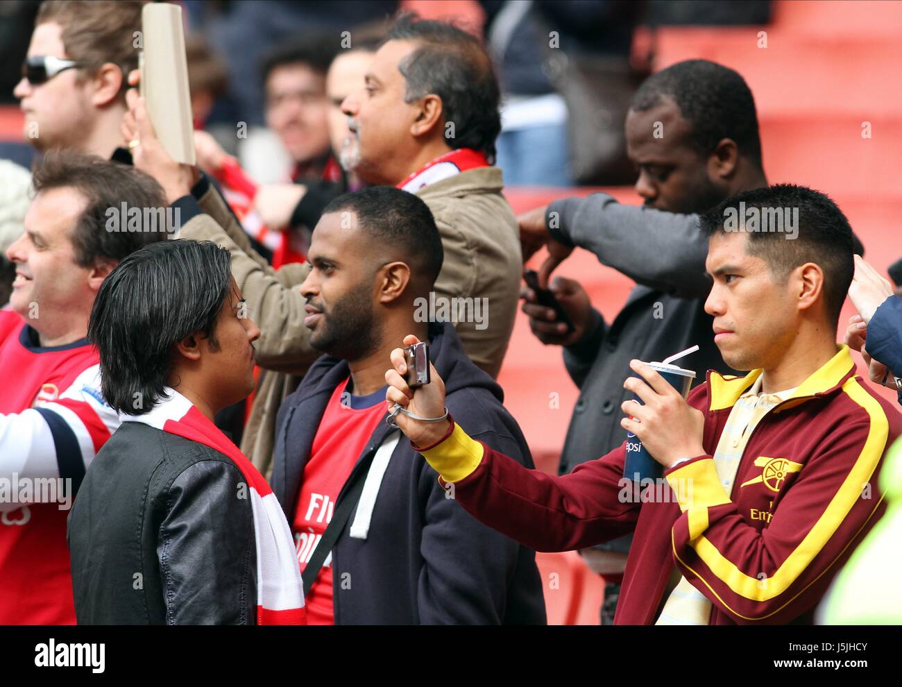 I tifosi dell'ARSENAL di scattare foto di RO ARSENAL V MANCHESTER UNITED Emirates Stadium Londra Inghilterra UK 28 Aprile 2013 Foto Stock