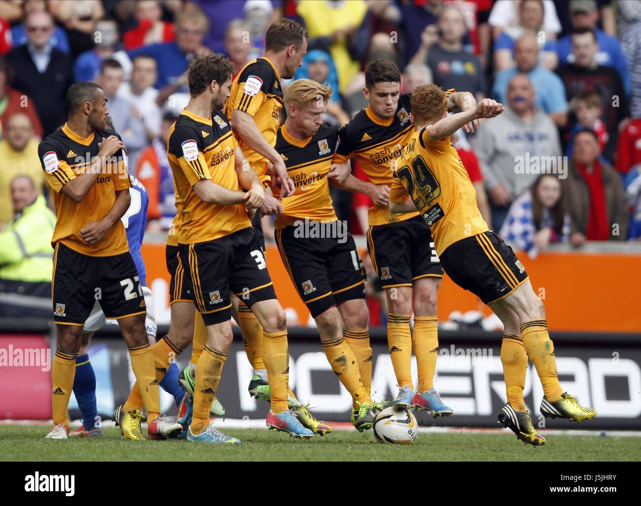 HULL CITY muraglia difensiva HULL CITY V CARDIFF CITY KC Stadium Hull Inghilterra 04 Maggio 2013 Foto Stock