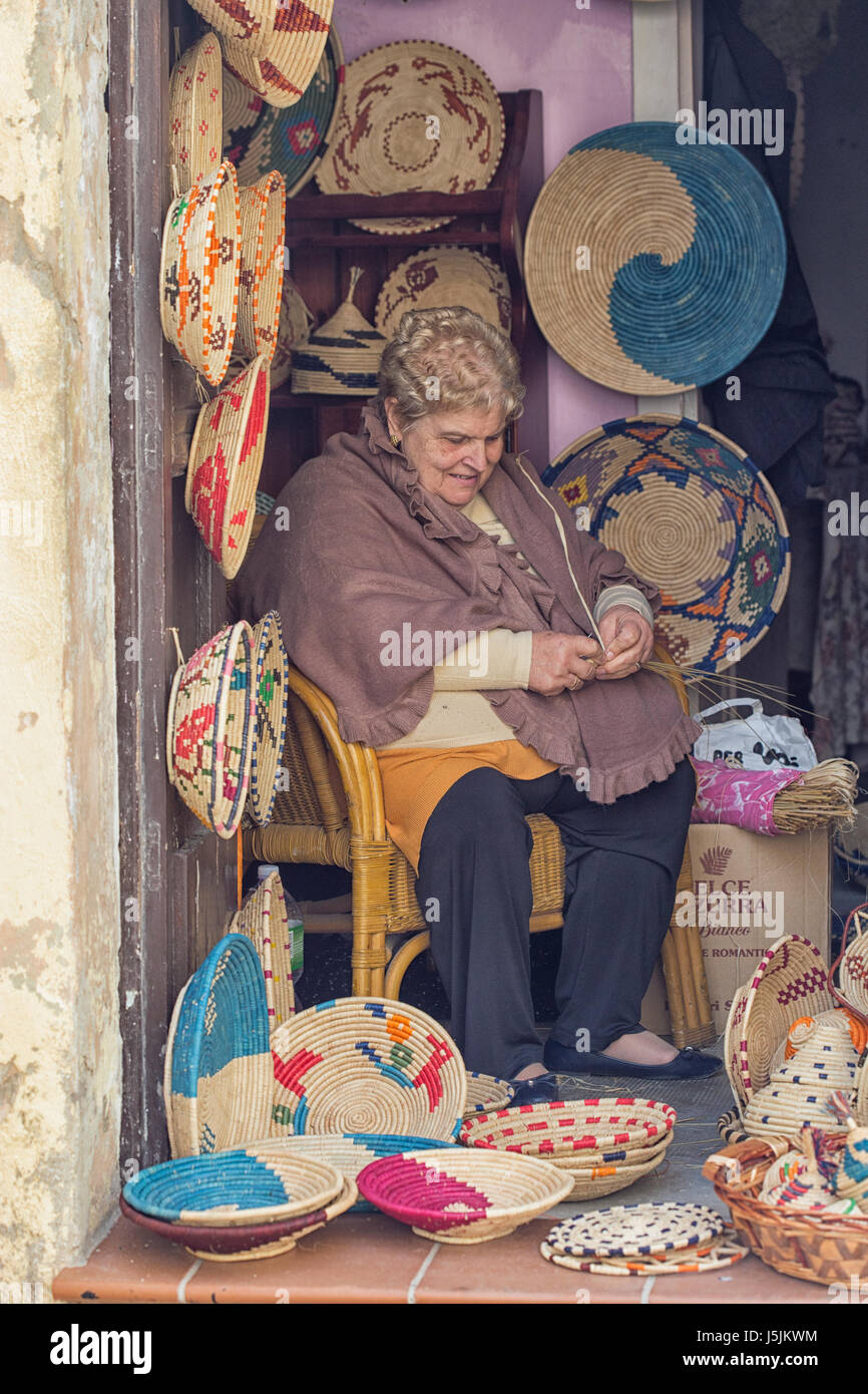Cestini di tessitura è un artigianato locale di Castelsardo, Golfo dell'Asinara in Sardegna, Italia Foto Stock