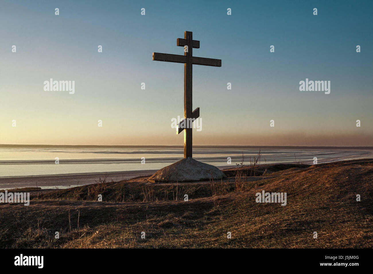 Croce ortodossa sulla montagna Foto Stock