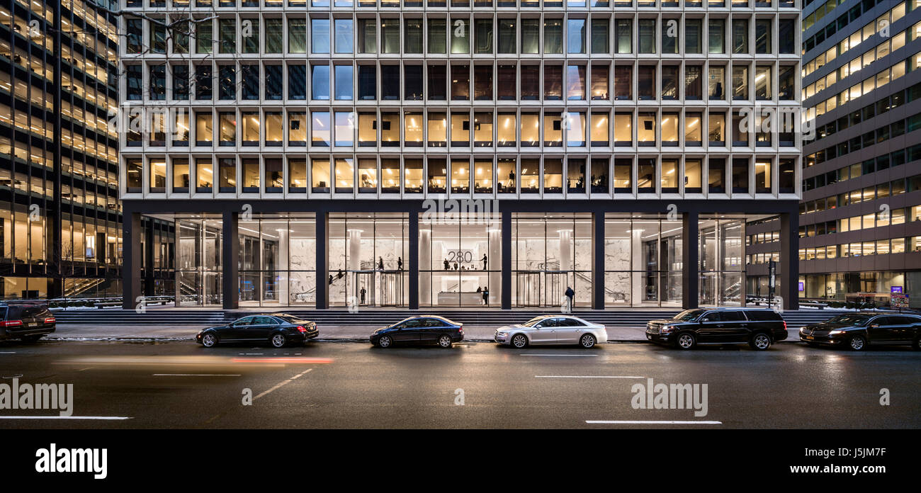 Elevazione esterna dei piani inferiori visto da Park Avenue. 280 Park Avenue office, New York, Stati Uniti. Architetto: BKSK Architects, 2016. Foto Stock