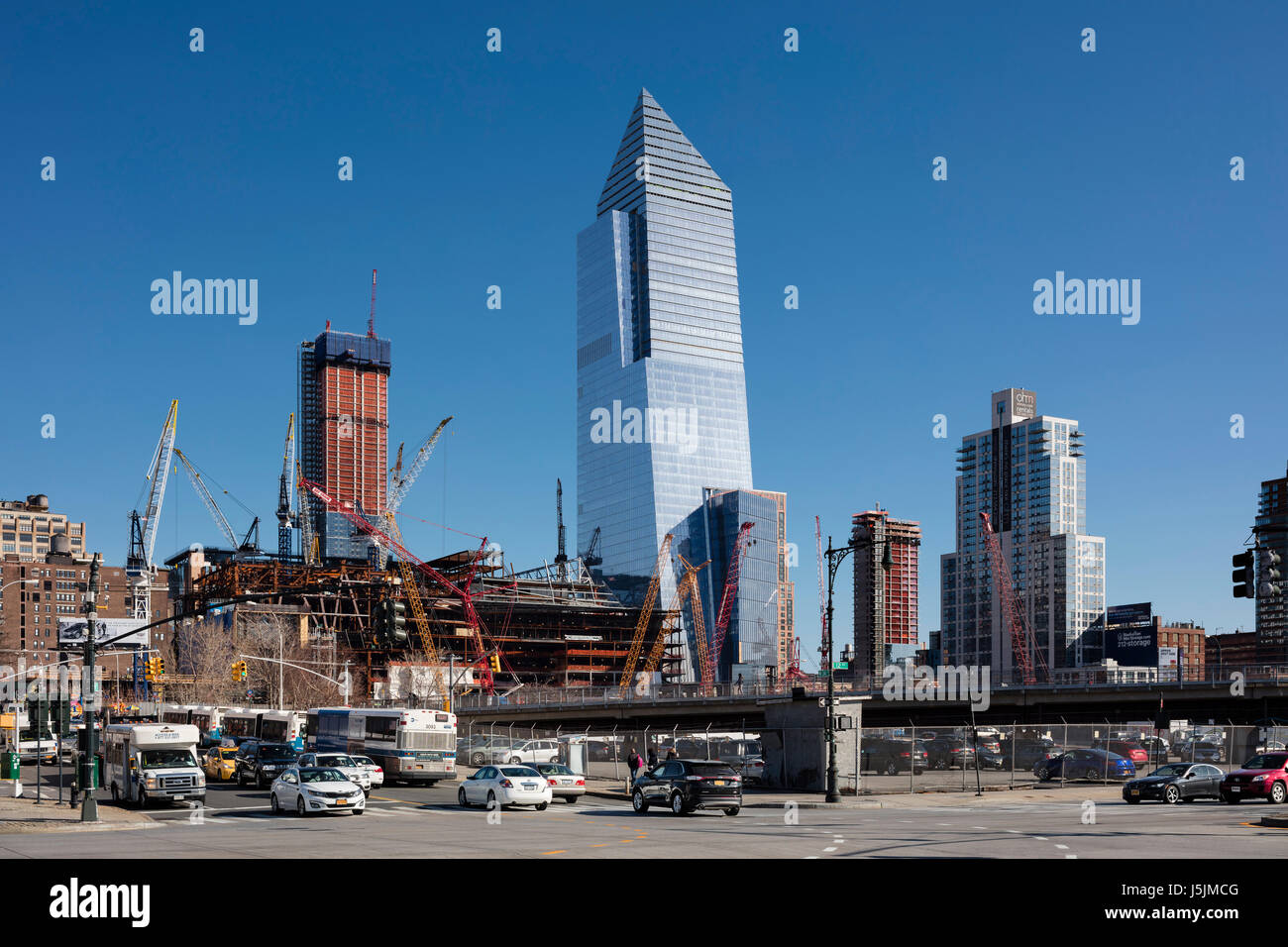 Vista contestuale da nordest, mostrando la torre circondata da Hudson sviluppo cantieri in costruzione. 10 cantieri Hudson, New York, Regno Foto Stock