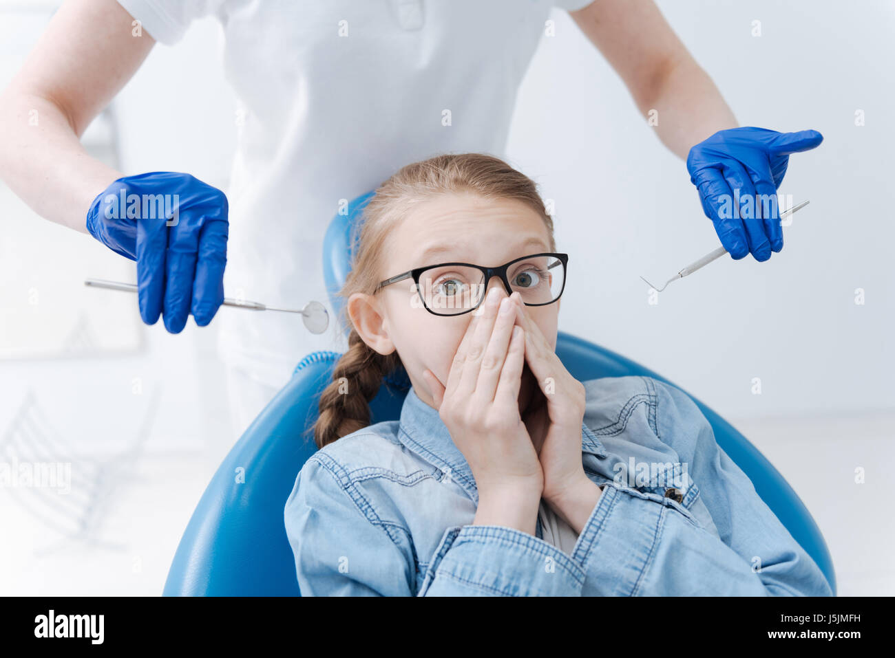 In questione riservata ragazza paura del dentista Foto Stock