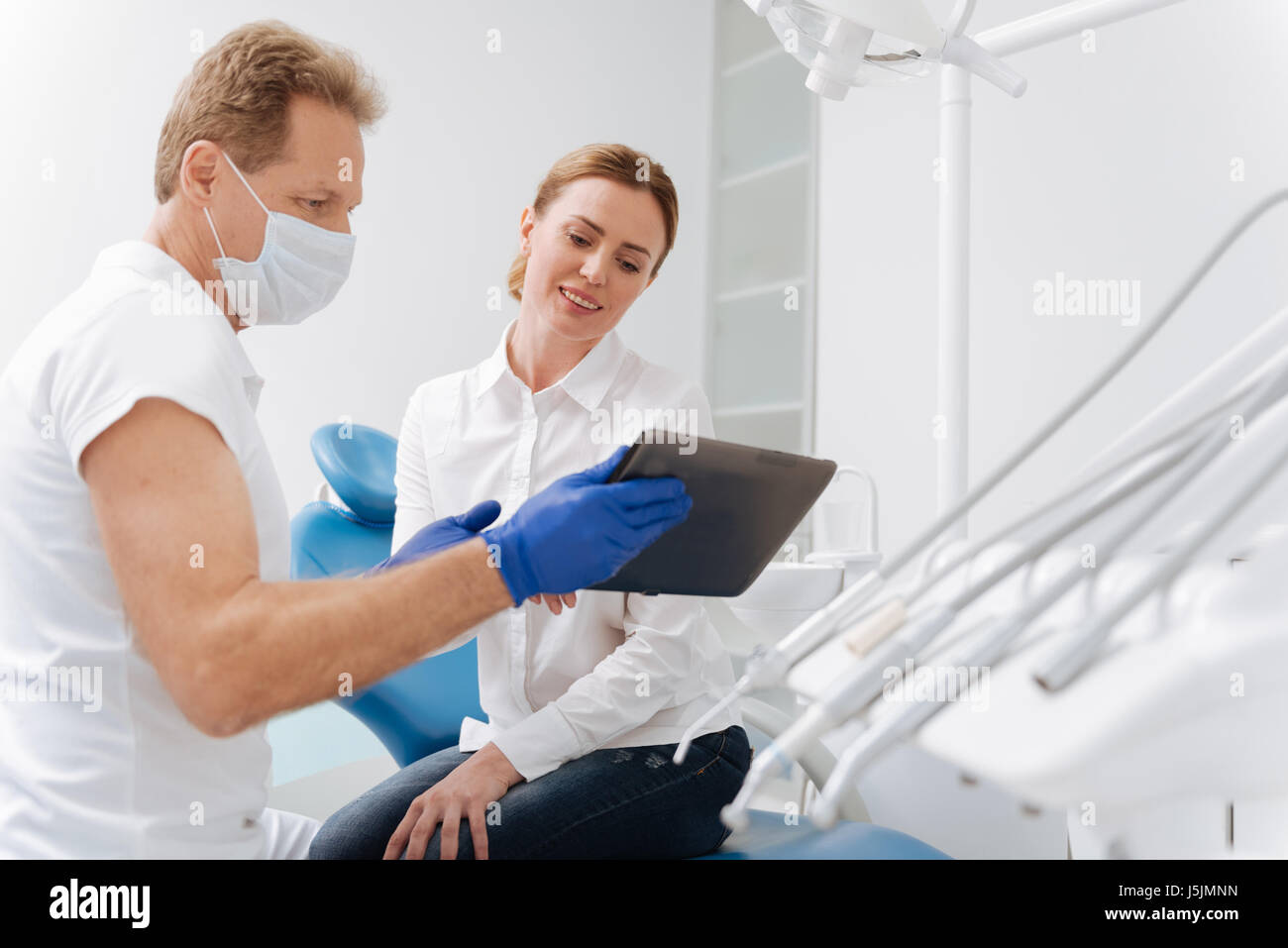 Focalizzato dentista intelligente studiare i risultati delle prove Foto Stock