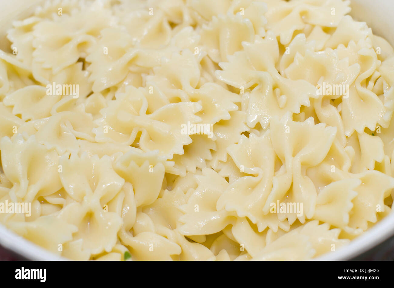Cuocere la pasta di semola di grano duro a forma di prua. Foto Stock