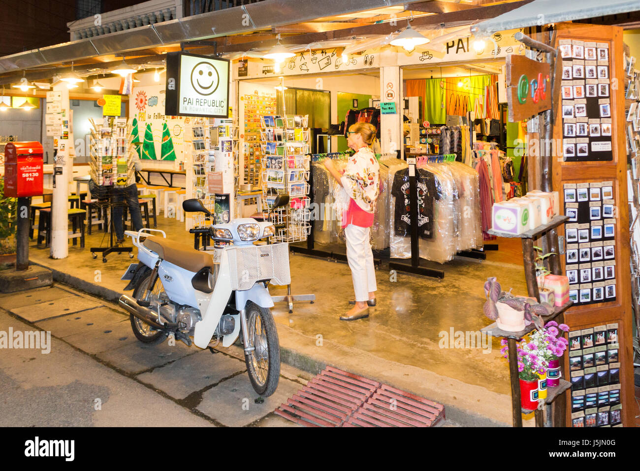 Tourist shopping per le cartoline in un negozio di souvenir in PAI, Mae Hong Son provincia, Thailandia Foto Stock