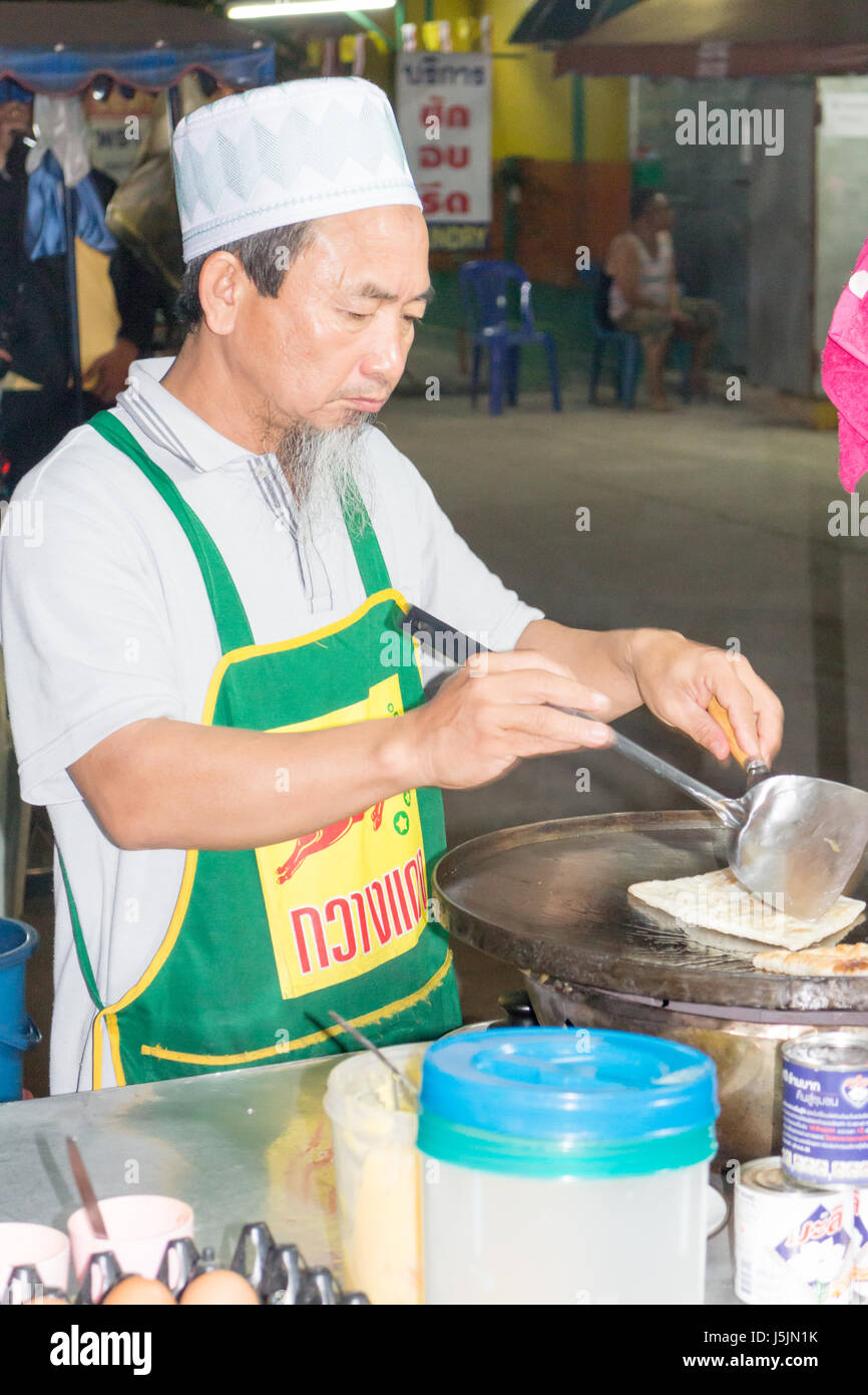 Uomo musulmano cucinare frittelle di banana su Pai il mercato notturno, Thailandia Foto Stock