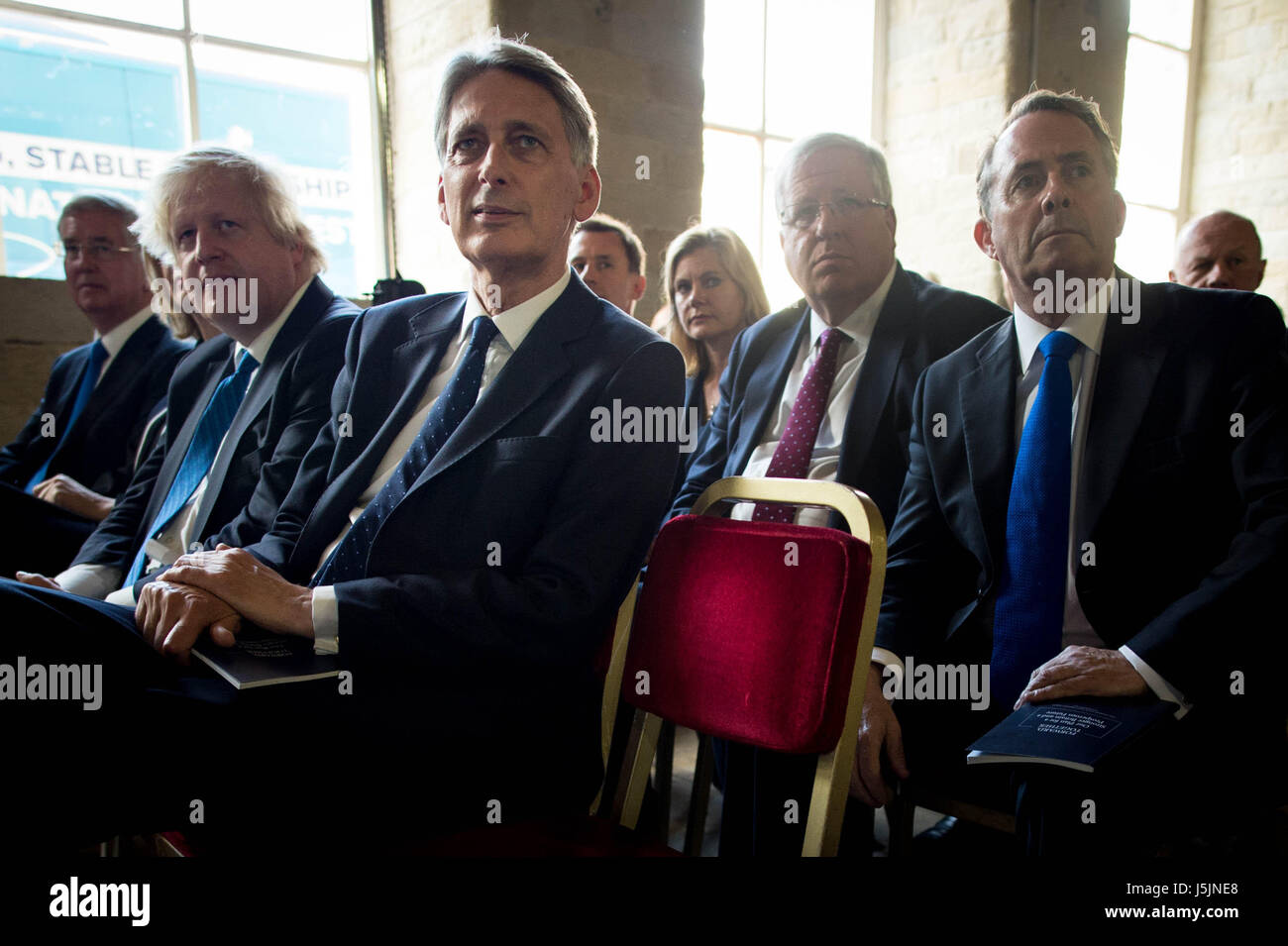 (Da sinistra a destra) Sir Michael Fallon, Boris Johnson, Philip Hammond, Justine Greening, Sir Patrick McLoughlin e Liam Fox unirsi ad altri menbers armadio mentre attendono l arrivo del partito conservatore leader Theresa Maggio per lanciare il Partito Conservatore manifesto di lancio in Halifax, West Yorkshire. Foto Stock