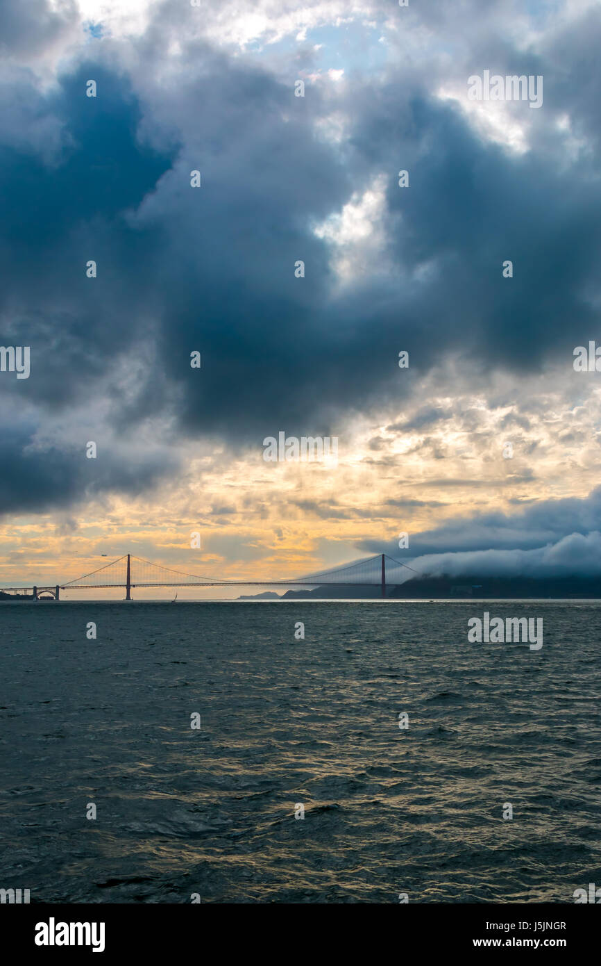 Vista del tramonto cieli sopra il Golden Gate Bridge da barca Foto Stock