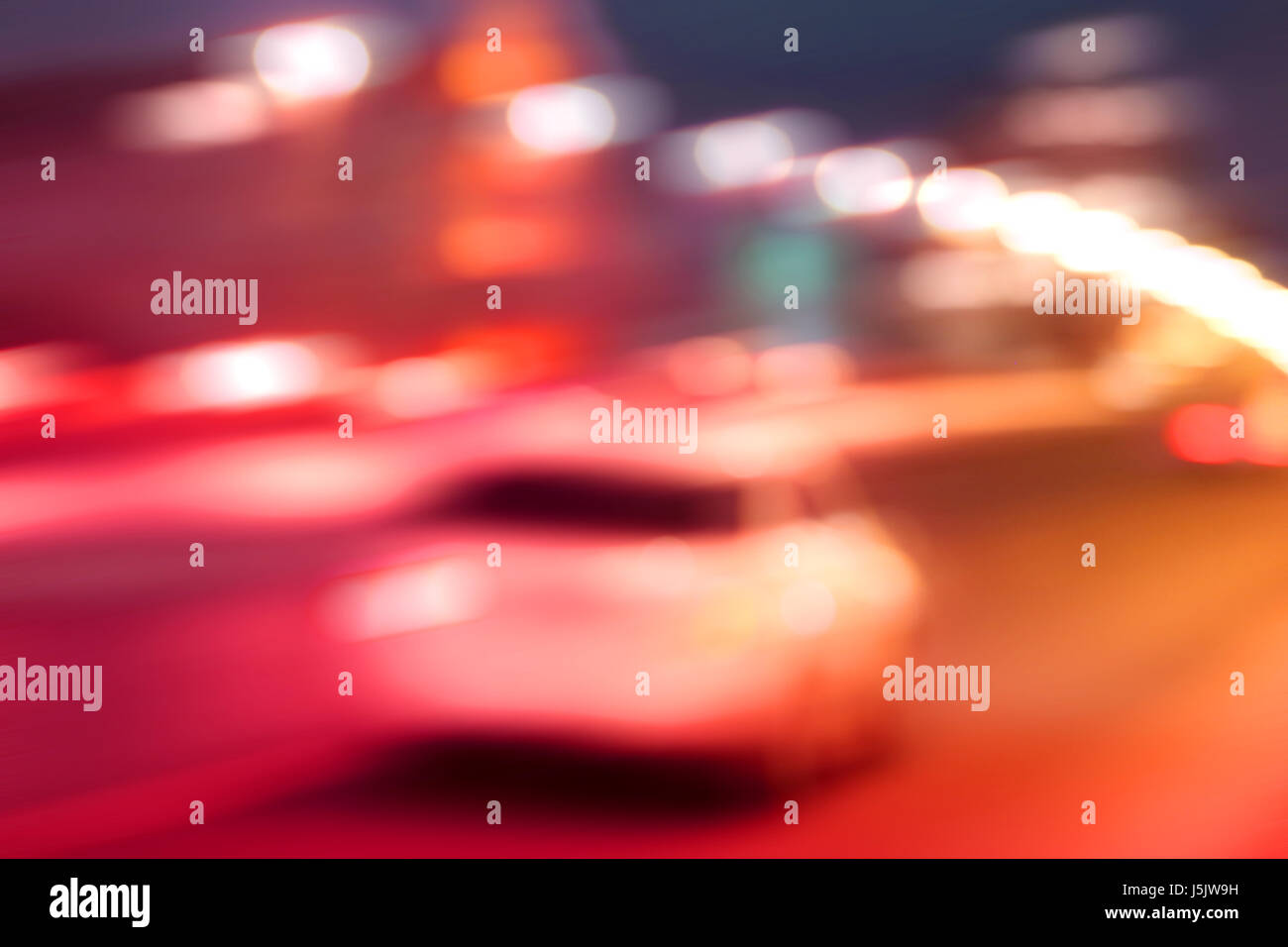 Foto sfocata di luminoso multicolore di notte le luci auto in città Foto Stock