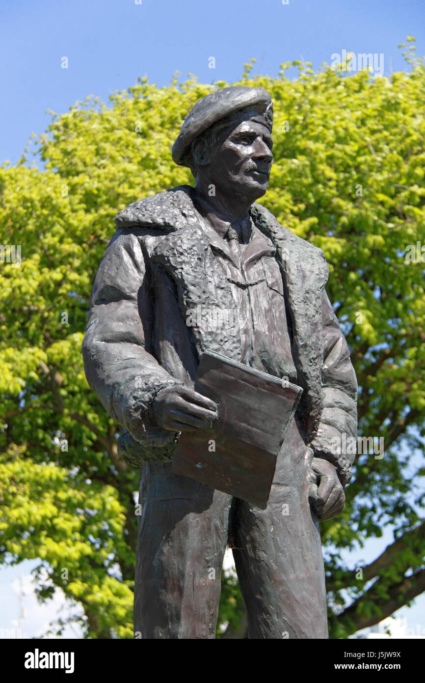 Maresciallo di Campo Viscount Montgomery statua di fronte D-Day Museum, Southsea, Portsmouth, Hampshire, Inghilterra, Gran Bretagna, Regno Unito, Gran Bretagna, Europa Foto Stock