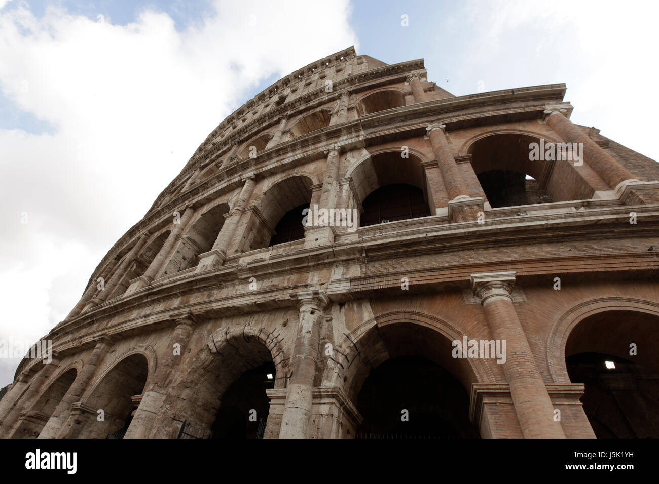 Il Colosseo o il Colosseo, nella zona centrale di roma, Italia Foto Stock