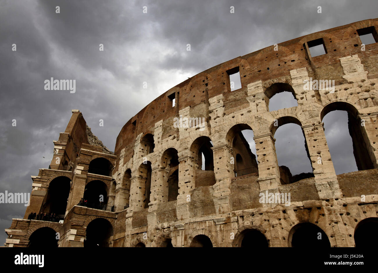 Il Colosseo o il Colosseo, nella zona centrale di roma, Italia Foto Stock