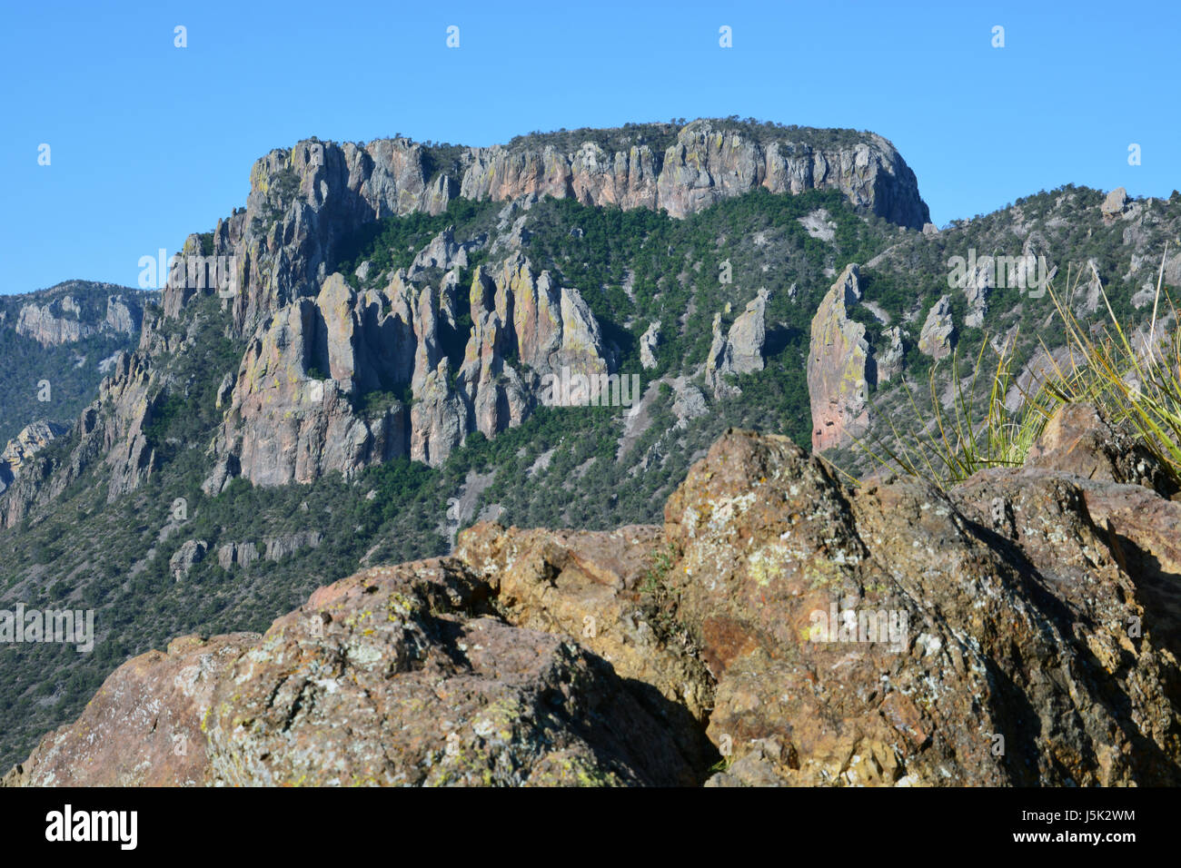 La vista delle montagne di Chisos dalla cima della Lost Mine Trail nel Parco nazionale di Big Bend in Texas Foto Stock