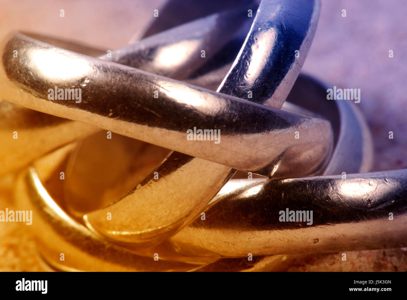 L'anello gioielli gioielleria in argento brillare catturati brillante lucido anelli di coesione di team Foto Stock