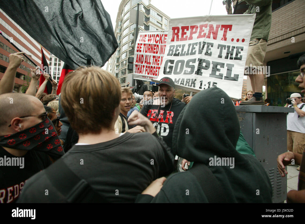 Black Bloc anarchici ague con un contatore protestor durante l'anti-guerra in marzo a Washington. Un gruppo di circa 150 anarchico hanno marciato per le strade per un paio di ore prima di polizia severals realizzati arresti. Foto Stock