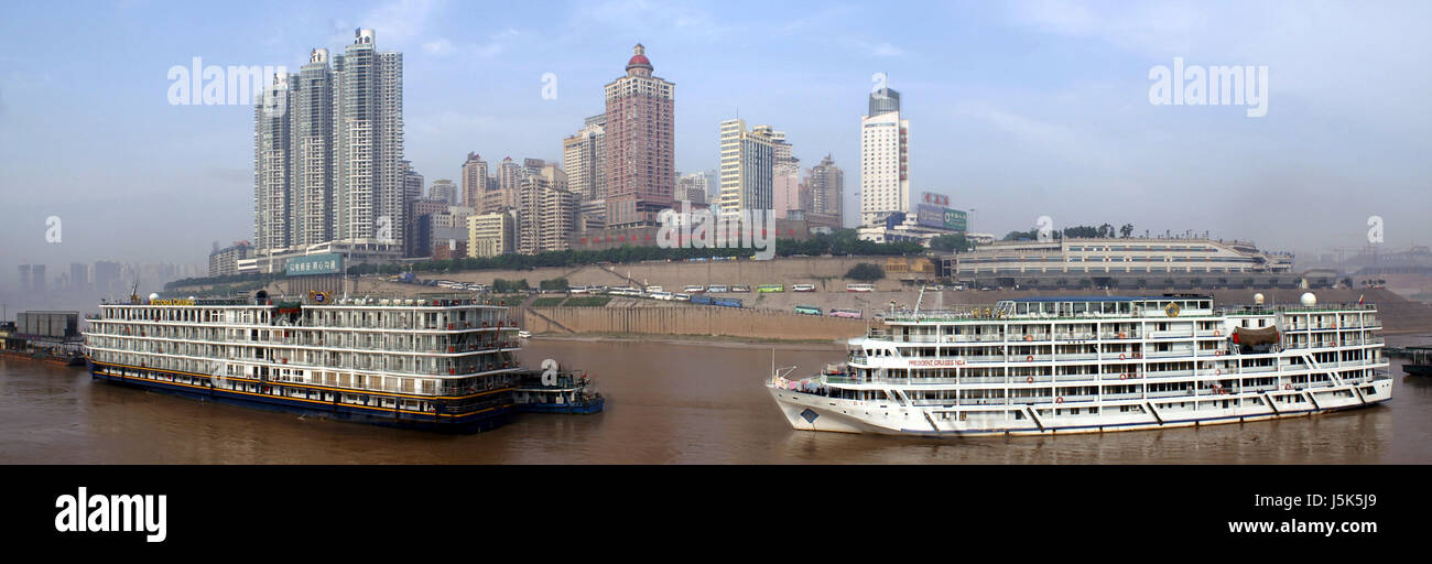 Riprese panoramiche del passaggio-quai a Chongqing con fiume yangzi navi. Foto Stock