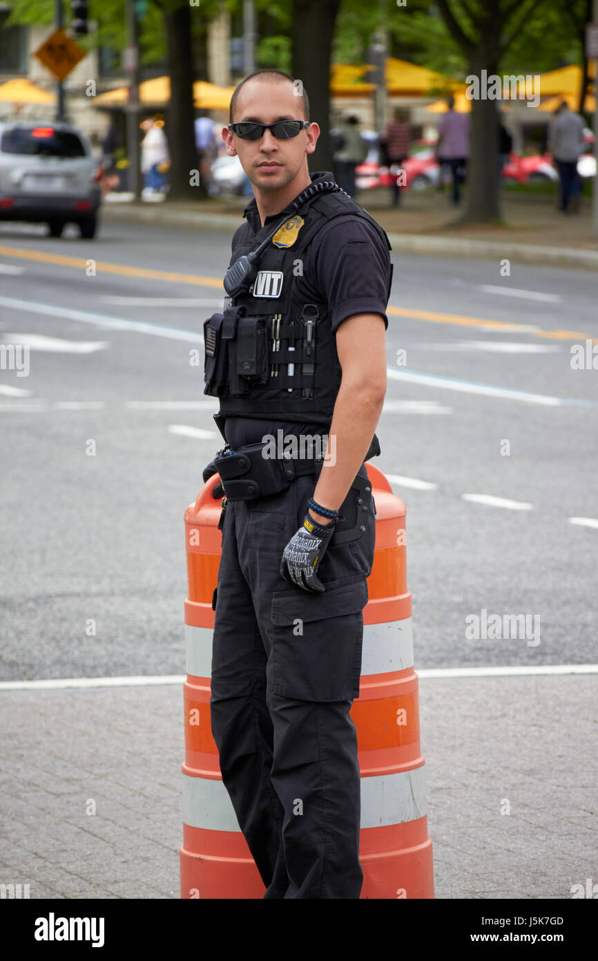 Negli Stati Uniti il servizio segreto agente in uniforme bloccando le strade intorno al whitehouse preparando per il giro della Papamobile arrivo a Washington DC USA Foto Stock