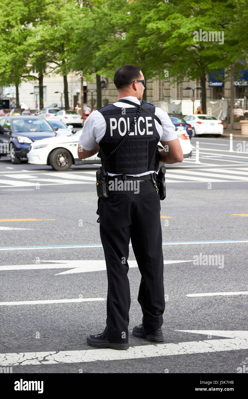 Negli Stati Uniti il servizio segreto agente in uniforme bloccando le strade intorno al whitehouse preparando per il giro della Papamobile arrivo a Washington DC USA Foto Stock