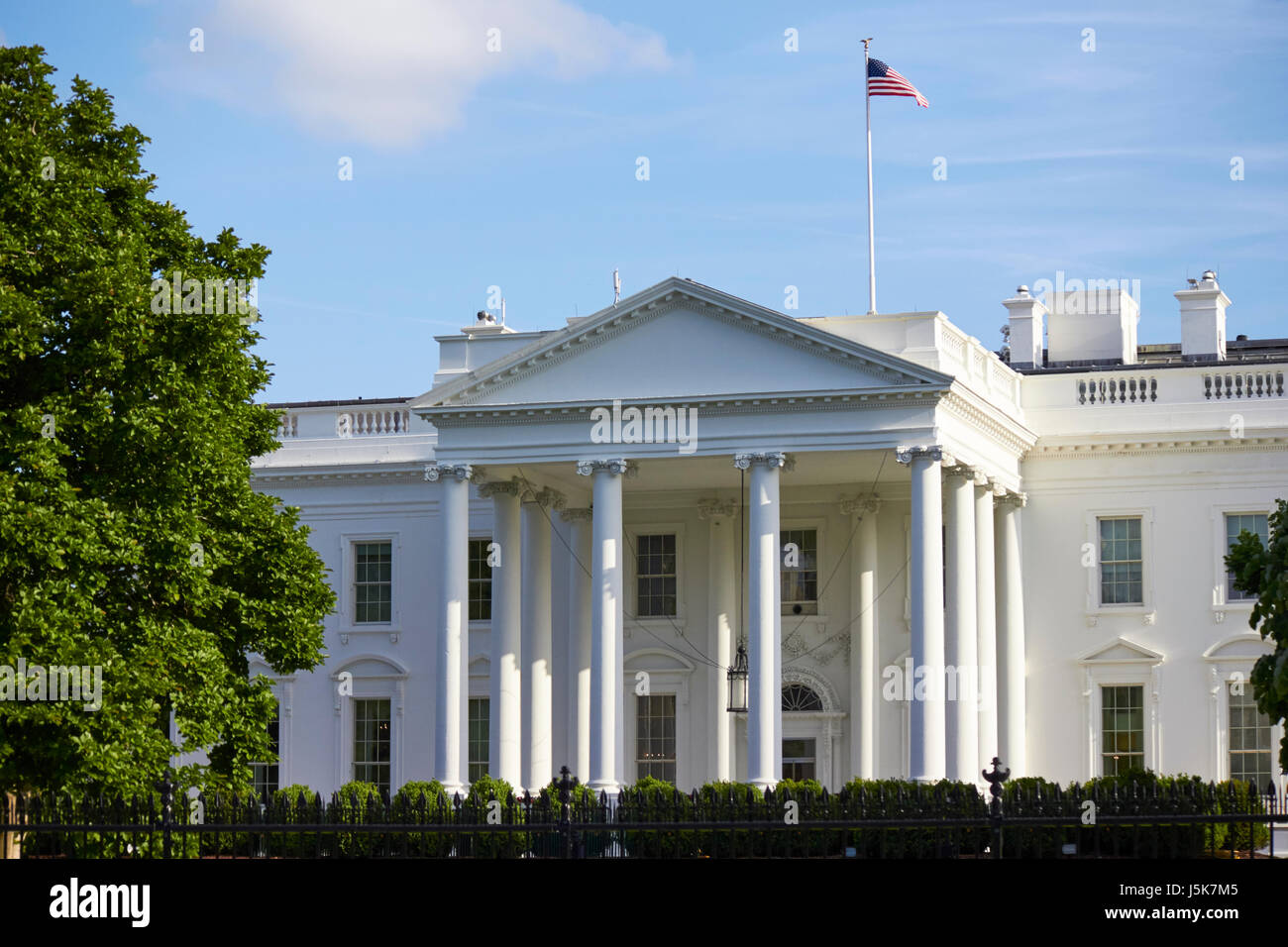 A nord la facciata della Casa Bianca con bandiera Washington DC USA Foto Stock