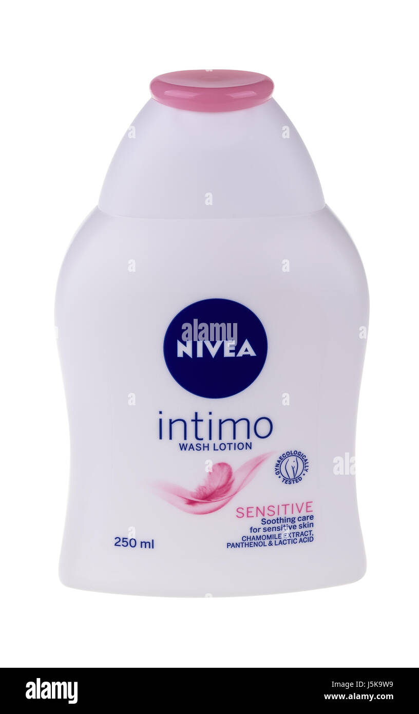 BURGAS, Bulgaria - 17 Maggio 2017: Nivea Intimo intimo sensibili lozione di lavaggio 250 ml isolato su bianco. Nivea marchio di proprietà da parte della società tedesca Beiersd Foto Stock