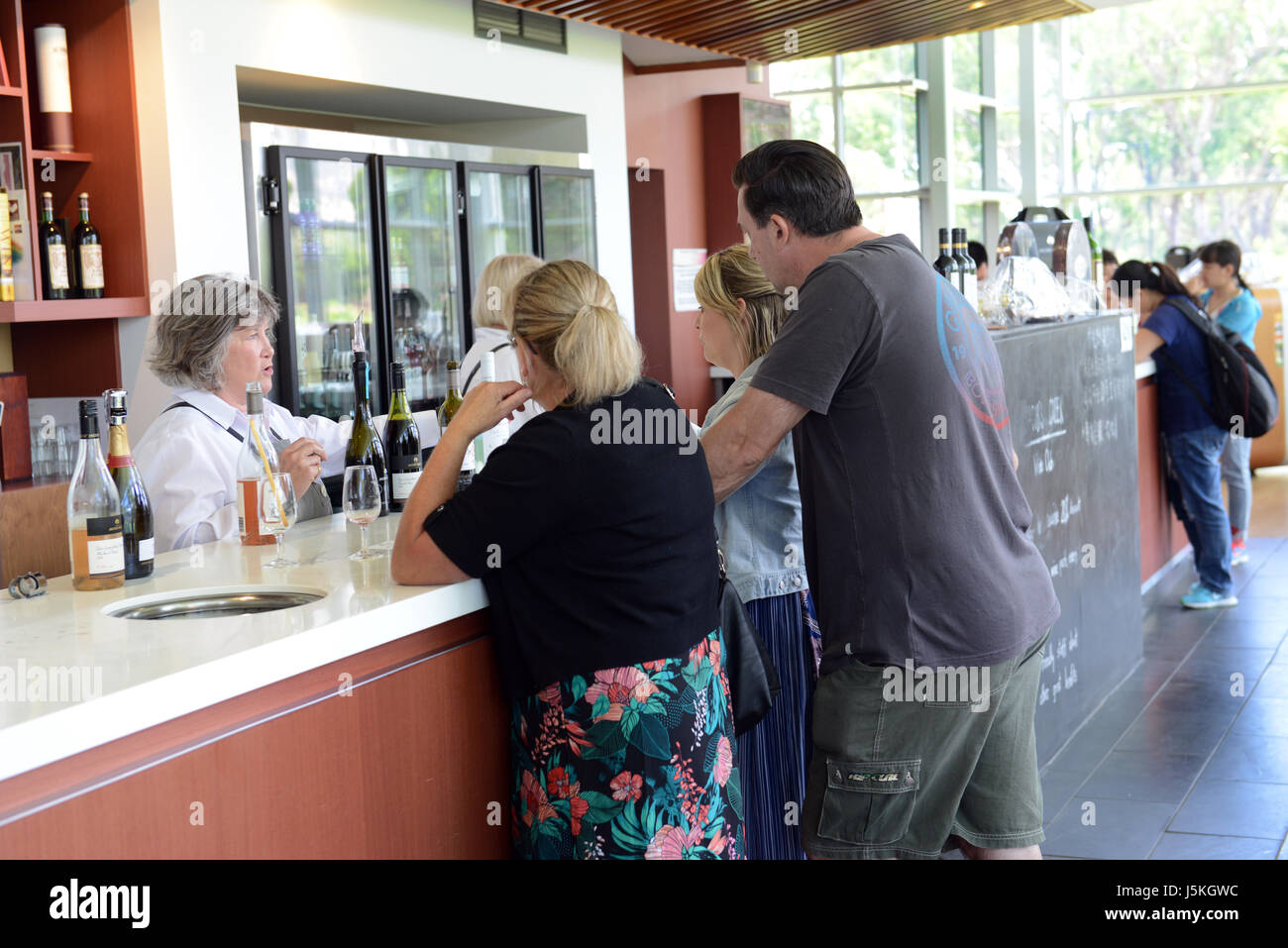Degustazione di vino presso il Jacob Creek winery centro visitatori. Foto Stock