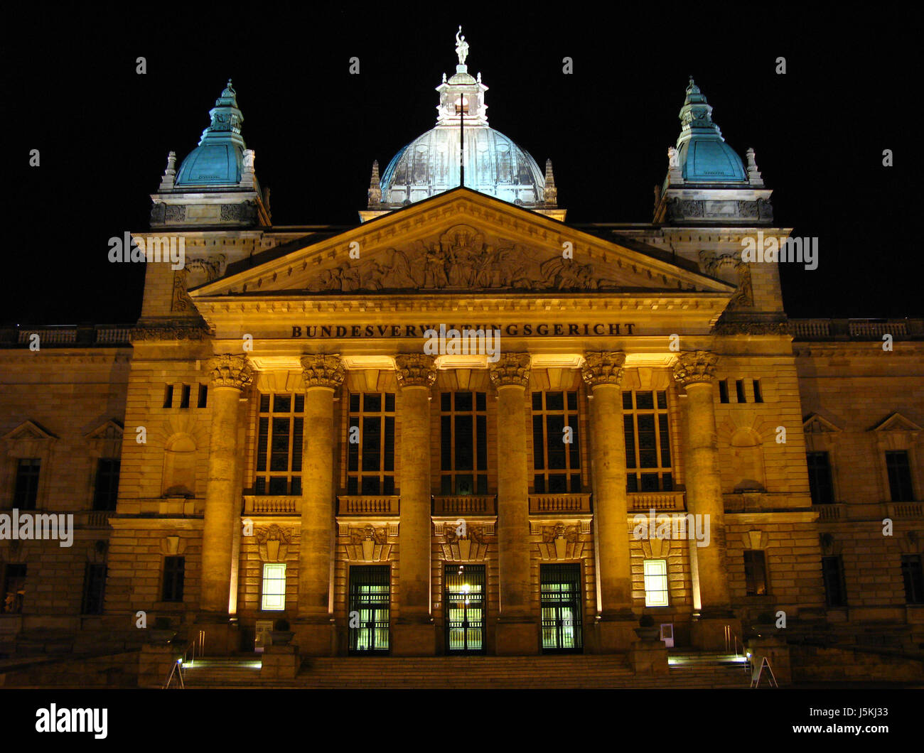 La fotografia notturna ingresso pilastro ordine di Sassonia Lipsia legge della giustizia Foto Stock