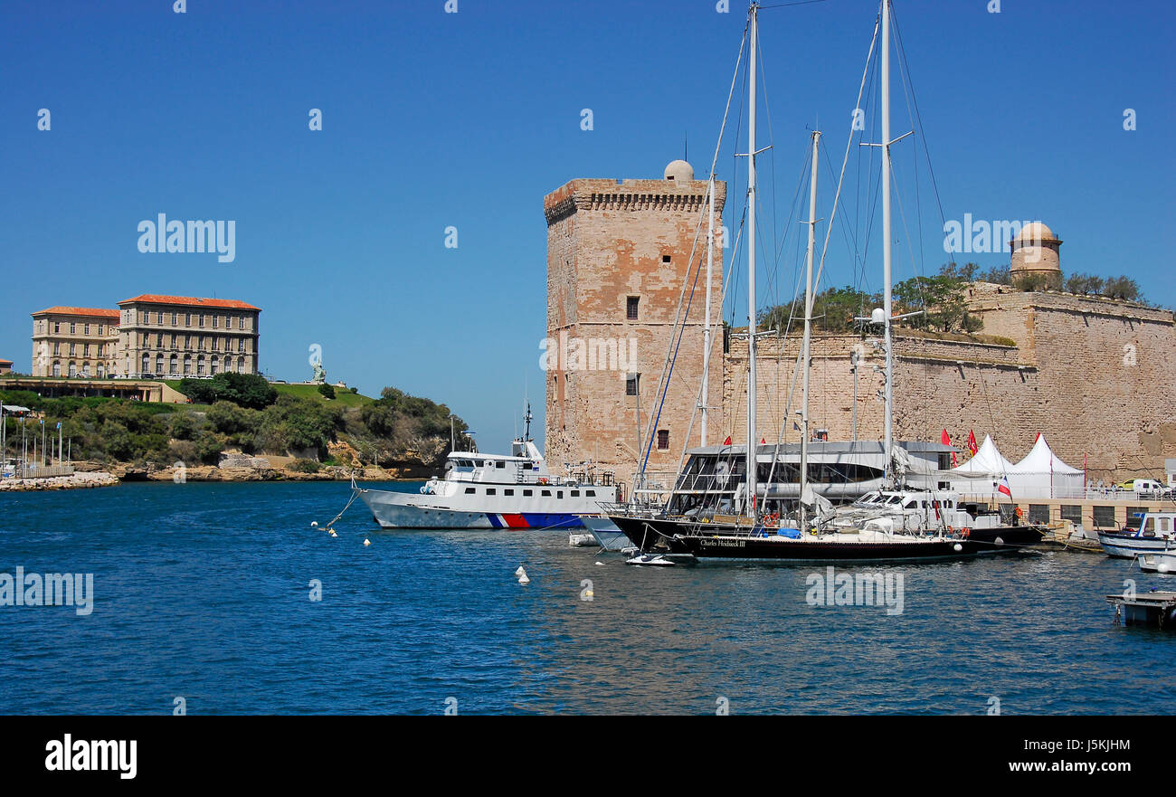 Turismo storico porto Francia barca da pesca yachtsman harbours fortino Foto Stock