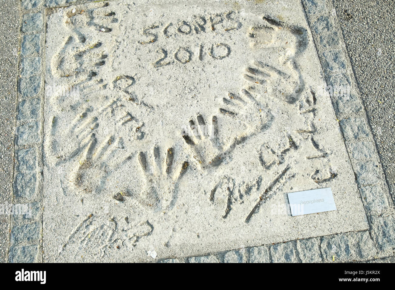 Monaco di Baviera, Germania - 6 Maggio 2017 : una vista di scorpioni membri del gruppo handprints e firma in calcestruzzo alla Olimpiadi di Monaco di Baviera a piedi di stelle in Olym Foto Stock