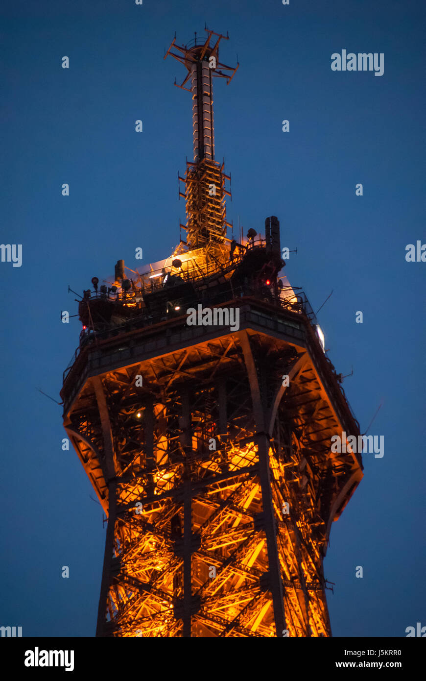 Picco di Punta della Torre Eiffel Tour Eiffel blue sky struttura di acciaio nel tramonto della luce del sole Foto Stock